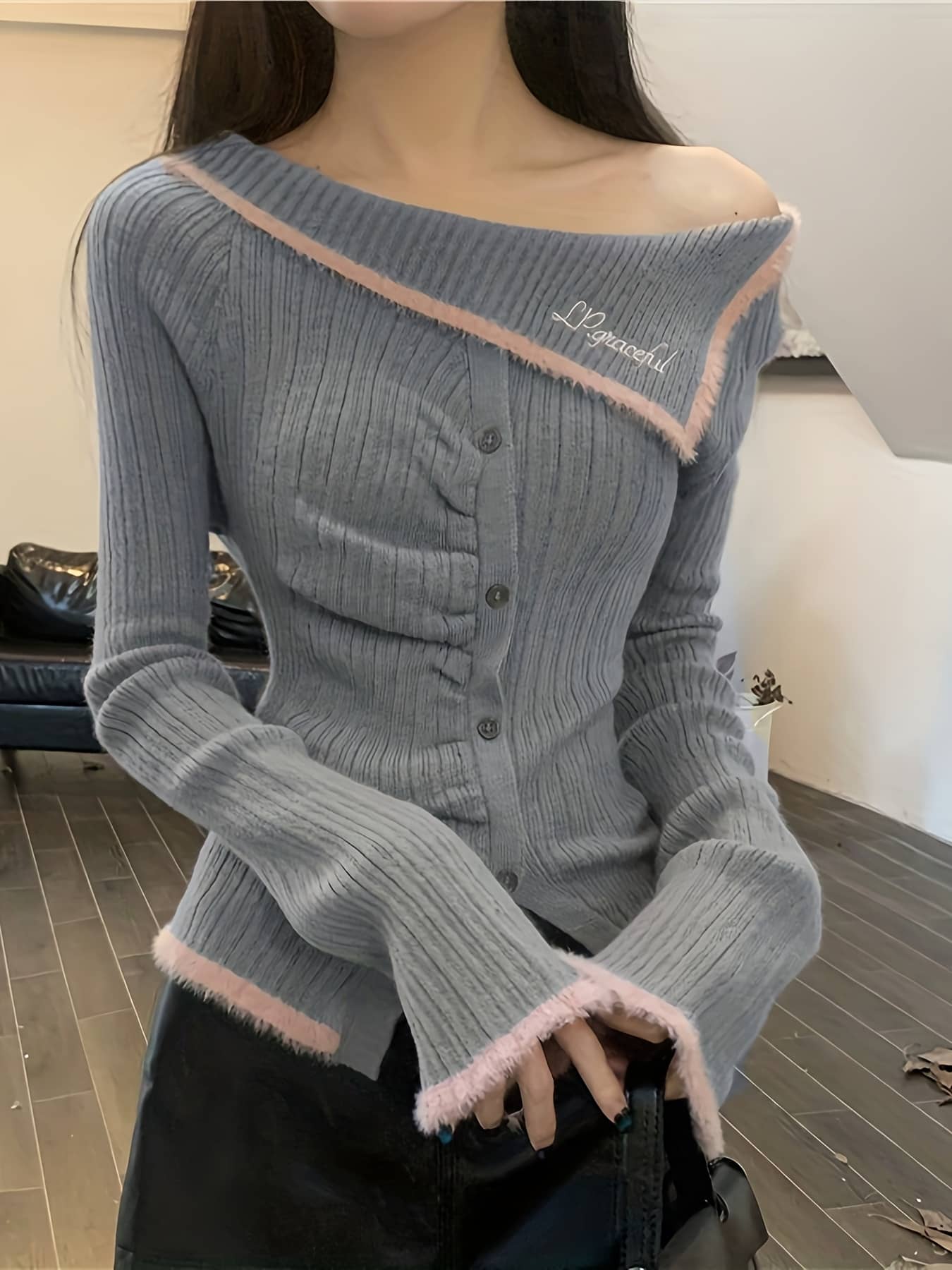 【全店30％OFF引き換え証】【肩出し編み物】ジレー レディース オフショルダー トップス リブニット フェイクファー 色彩設計 スウェーター 長袖 前食い違い きつい か細い 着痩せ 細押し出し 鎖骨見せ 非対称 韓国 仕掛地雷系 量産系 成年者好いたらしい セク