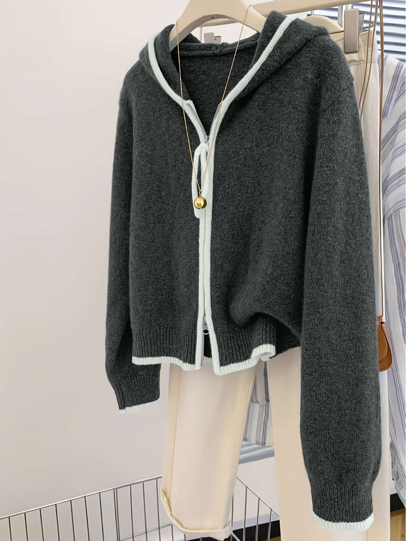 【全店30％OFF引き換え証】【バイ色合い】 編み物パーカー ジップアップ ジレー レディース 遊撃手丈 ボンネット付き添い人 トップス 羽織り 編み物 スウェーター 長袖 前食い違い お部屋着 お部屋お召しもの ゆったり 厚地の外套大きさ 体型押しかぶせる 着痩せ 細見え