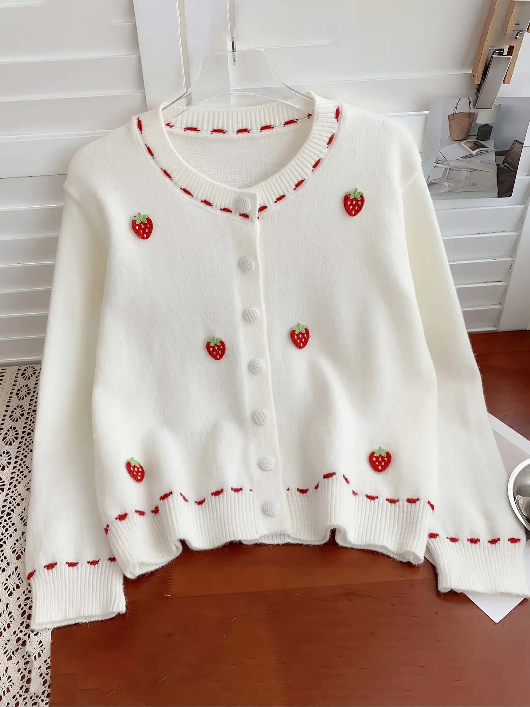 【全店30％OFF引き換え証】【成年者好いたらしい】 ジレー レディース 編み物 いちご 刺しゅう オランダ苺 丸首 労働者の一団のど首 スウェーター 羽織り トップス 前食い違い 長袖 パステル色の 防寒 春 秋 冬 心地よい ガーリー レトロ 韓国 流行り物 体型