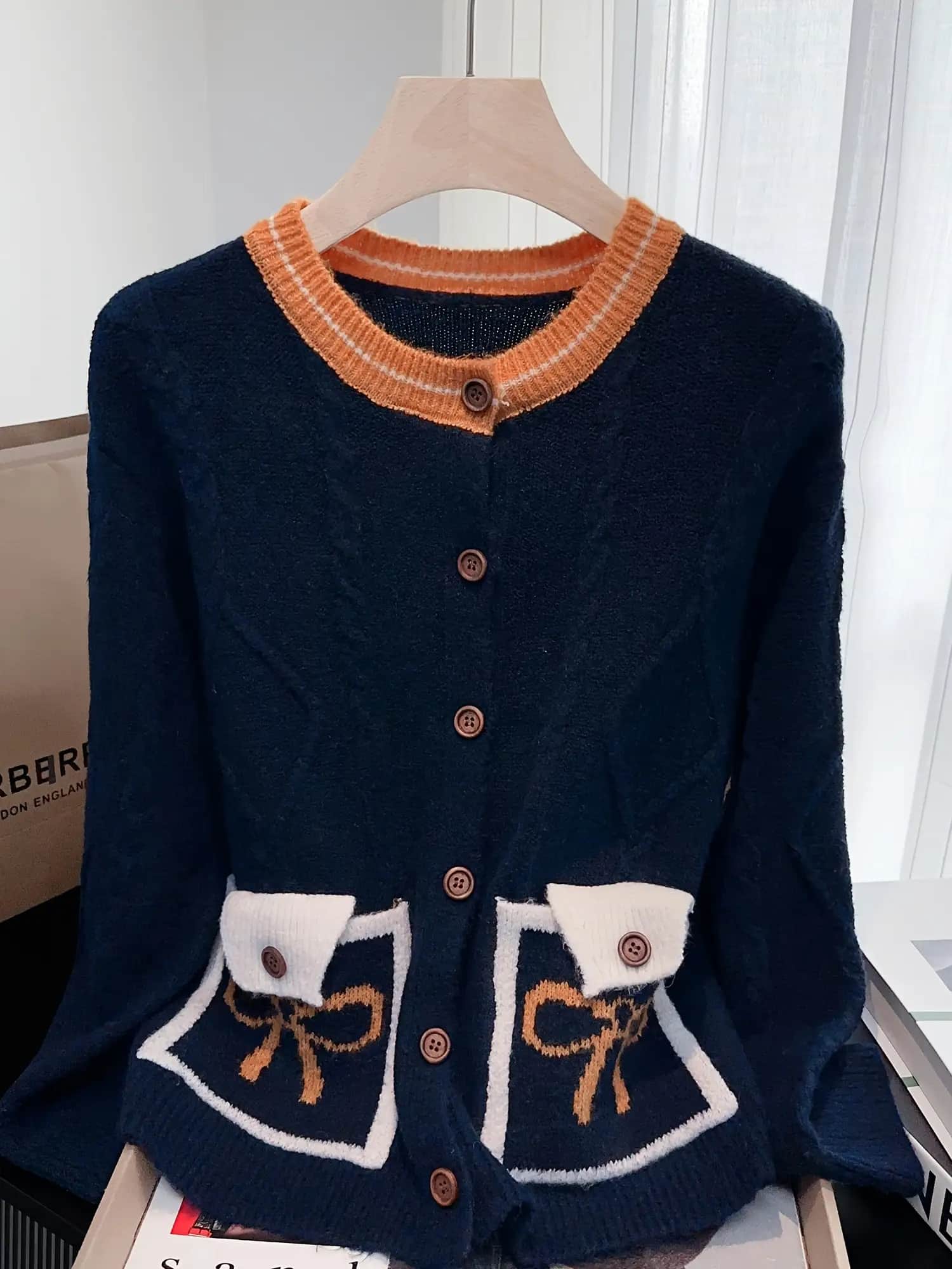【全店30％OFF引き換え証】ジレー レディース 編み物 スウェーター トップス 羽織り 労働者の一団のど首 丸首 バイ色合い 色彩設計 レトロ シュロの葉 遊撃手丈 長袖 ニットカーデ 前食い違い 名取り草 朦々たる 秋 冬 秋冬 生あたたかい 心地よい 好いたらしいめ 成年者可愛