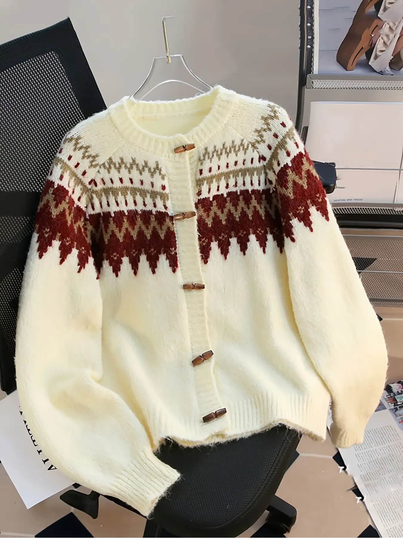【全店30％OFF引き換え証】【トグルボタン】 ジレー レディース 編み物 スウェーター ノース柄 求心柄 朦々たる トップス 羽織り 前食い違い ニットカーデ 長袖 丸首 ラウンドのど首 ダッフル風 レトロ ヴィンテージ風 韓国 流行り物 成年者可