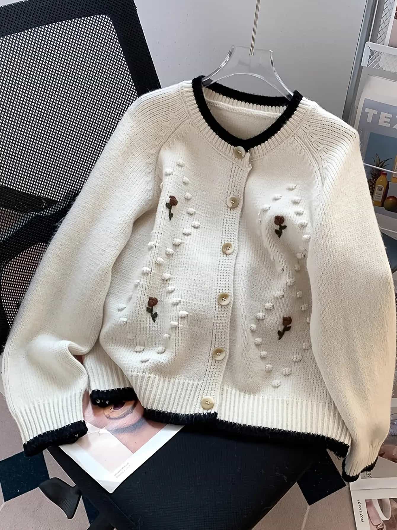 【全店30％OFF引き換え証】【レトロ好いたらしい】 花柄 刺しゅう ジレー レディース 編み物 スウェーター 前食い違い 羽織り 労働者の一団のど首 ポップコーン編み物 ポンポン 色彩設計 バイ色合い トップス 長袖 生あたたかい 防寒 朦々たる 丸首 執務室 心地よい 通い