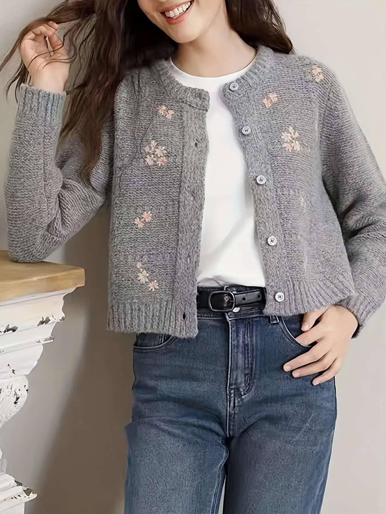 【全店30％OFF引き換え証】【花柄刺しゅう】編み物 ジレー レディース 労働者の一団のど首 スウェーター トップス 羽織り 前食い違い 長袖 有線テレビ編み 丸首 縫い 遊撃手丈 生あたたかい あったか 朦々たる パステル色の ふんわり 体型押しかぶせる 着痩せ 細押し出し 成年者可愛