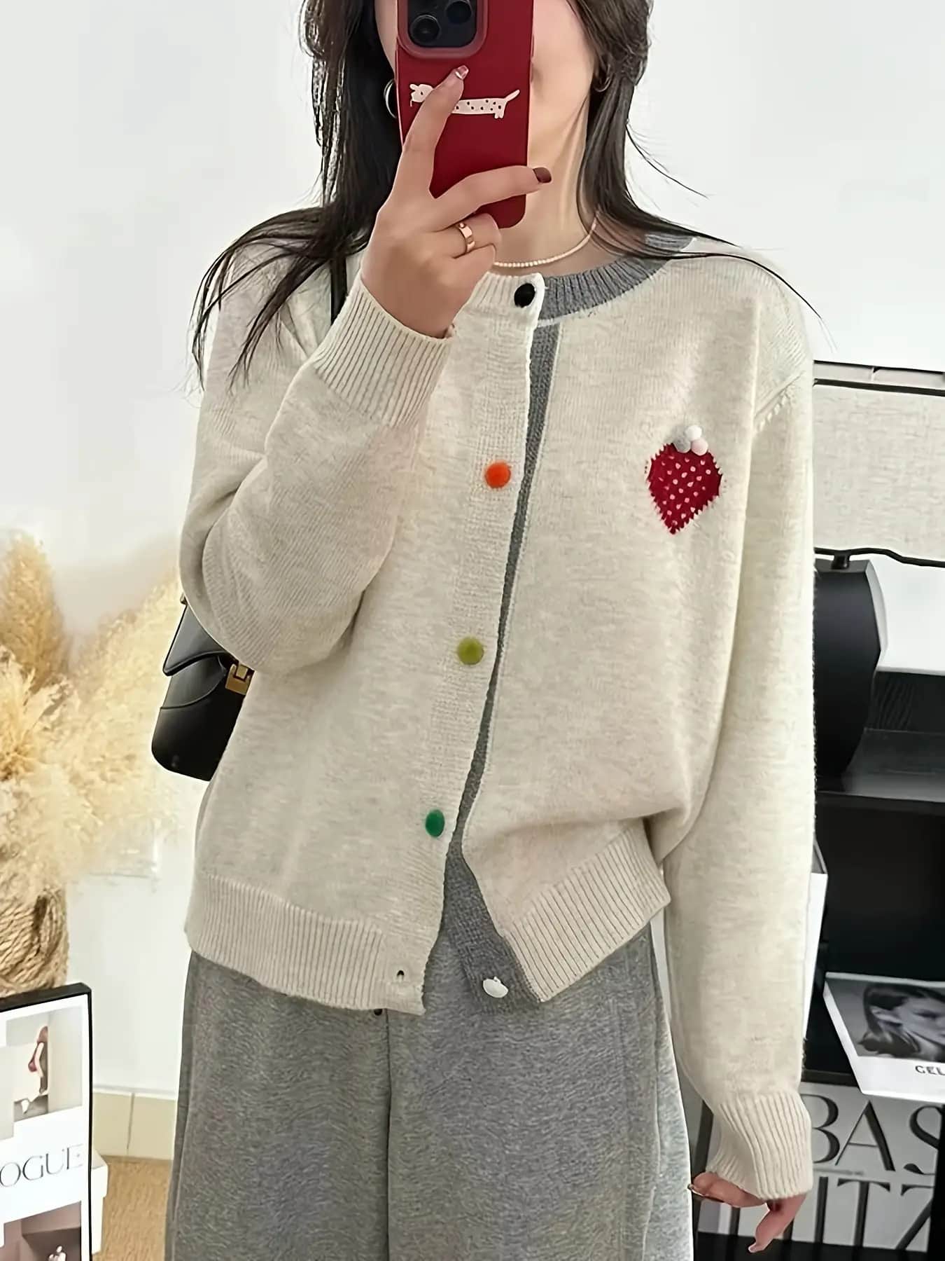 【全店30％OFF引き換え証】【成年者好いたらしい】 ジレー レディース 編み物 色彩設計 労働者の一団のど首 スウェーター 長袖 いちご 刺しゅう ワンポイント 派手名取り草 ゆったり 体型押しかぶせる 割れ易い押し出し 着痩せ 秋 冬 春 心地よい 執務室 通い 会う約束 おっ母さん