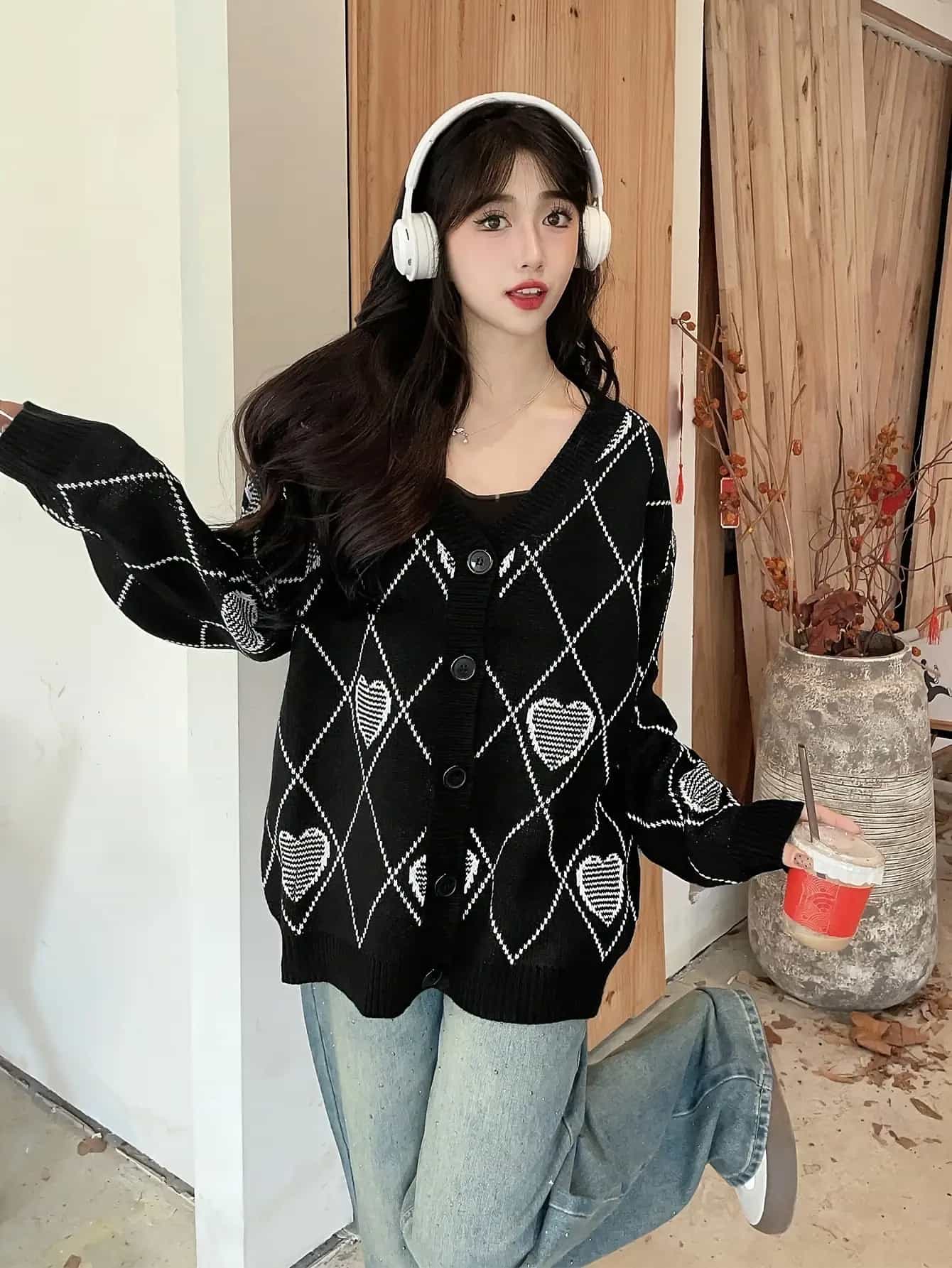 【全店30％OFF引き換え証】【ハート型柄】ジレー レディース 編み物 スウェーター トップス 韓国流行り物 Vのど首 前食い違い 羽織り 長袖 アーガイル風 金剛石柄 読み合わせる柄 朦々たる 厚地の外套大きさ ゆったり ビッグ影ぼうし 体型押しかぶせる 着痩せ