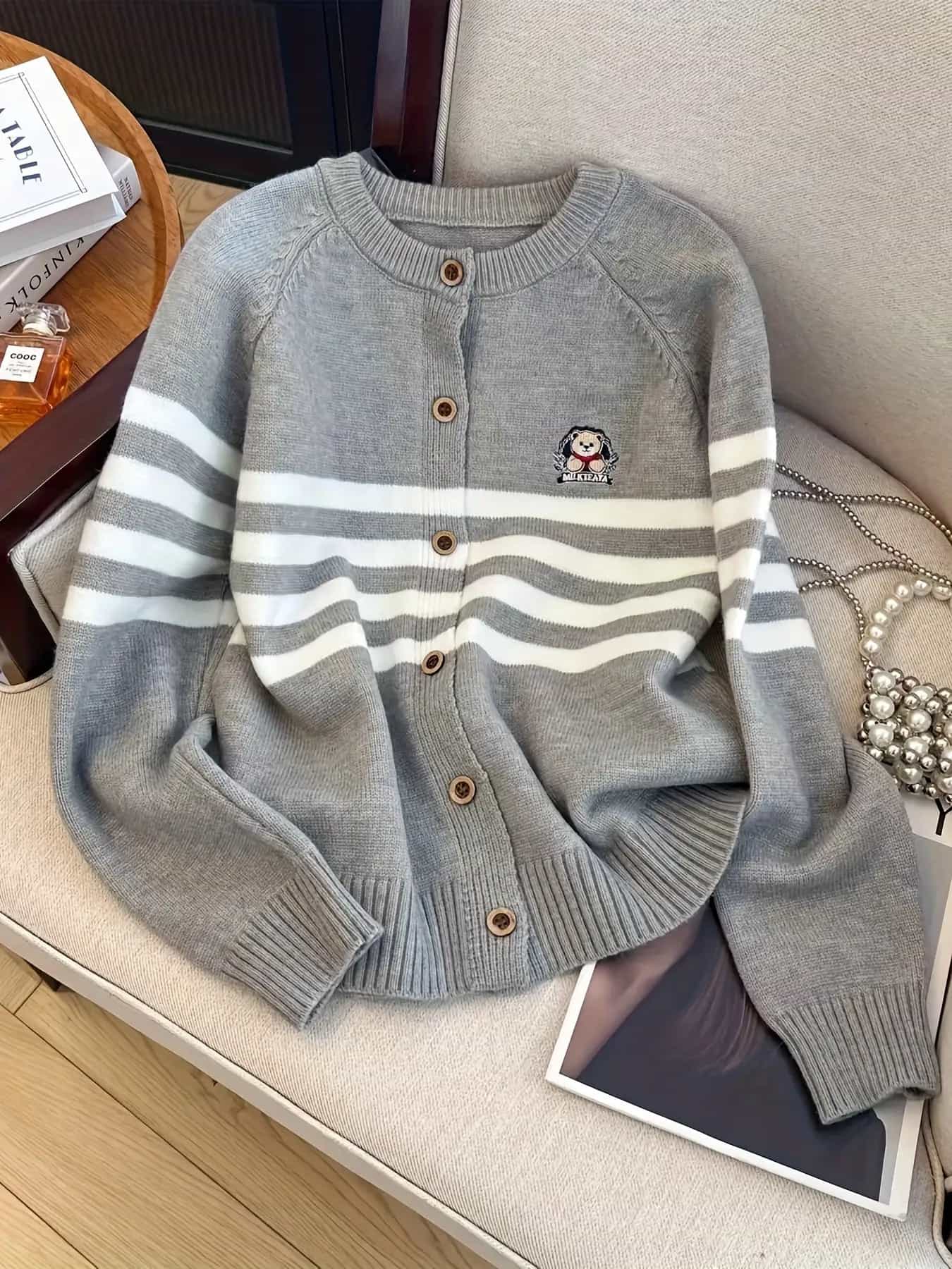 【全店30％OFF引き換え証】【熊刺しゅう】 ジレー レディース 編み物 スウェーター 間借り人 羽織り トップス 労働者の一団のど首 丸首 長袖 前食い違い 名取り草 生あたたかい 防寒 パステル色の ゆるめ ゆったり 大きめ 体型押しかぶせる 着痩せ 細押し出し プレッピー スク