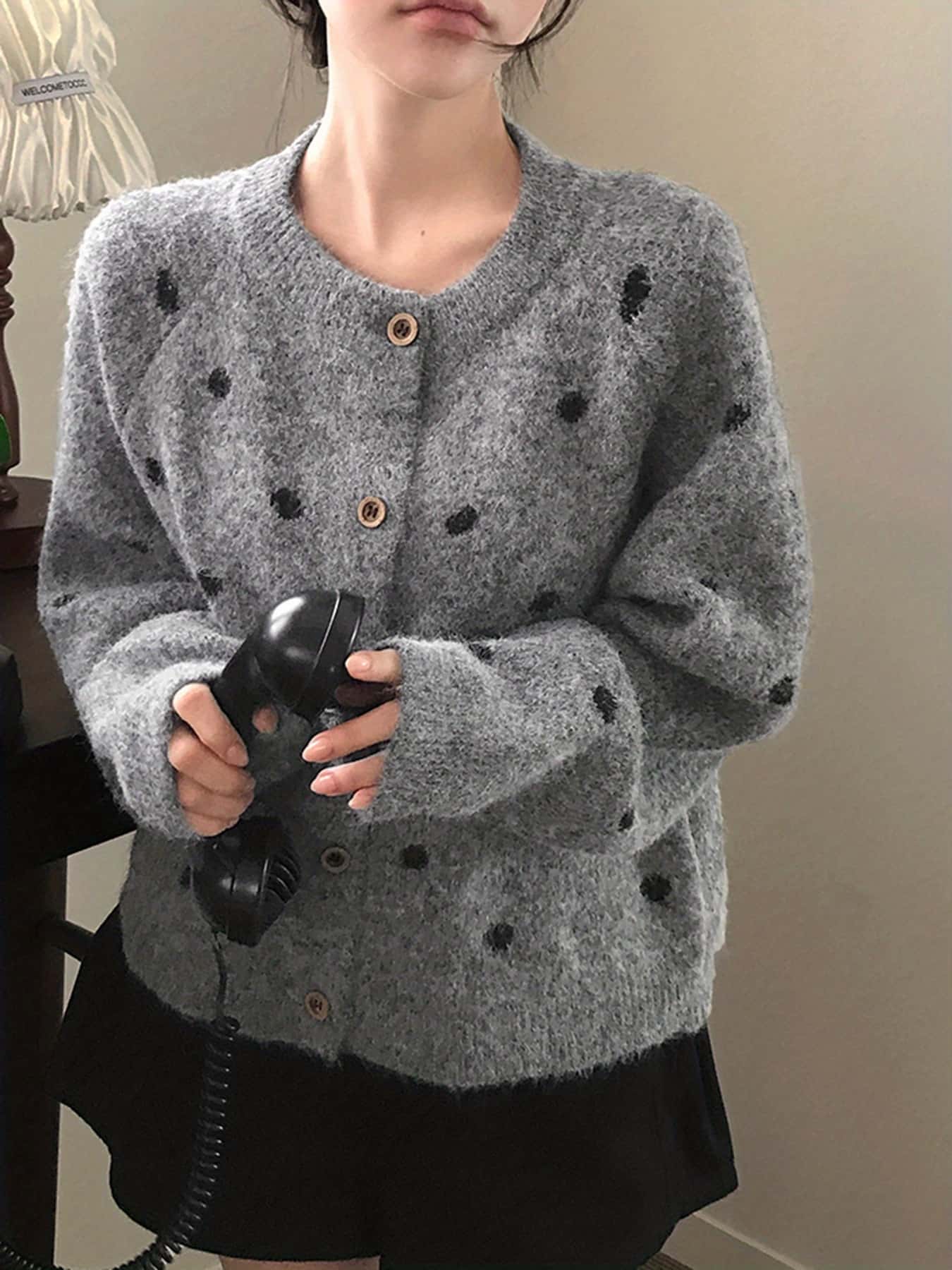 【全店30％OFF引き換え証】【レトロ好いたらしい】点点柄 編み物 ジレー レディース シャギーニット 水玉 労働者の一団のど首 羽織り 前食い違い 長袖 トップス スウェーター 厚地の外套大きさ ゆったり 韓国流行り物 体型押しかぶせる 着痩せ 細押し出し パステル色の カ