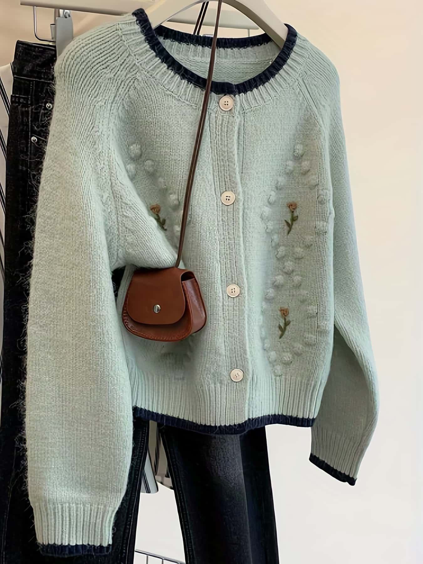 【全店30％OFF引き換え証】【花柄刺しゅう】ジレー レディース 朦々たる 編み物ジレー 長袖 労働者の一団のど首 丸首 羽織り トップス 編み物 縫い 御花 ポンポン 色彩設計 レトロ 前食い違い 名取り草 心地よい 成年者好いたらしい 好いたらしいめ ゆったり 体