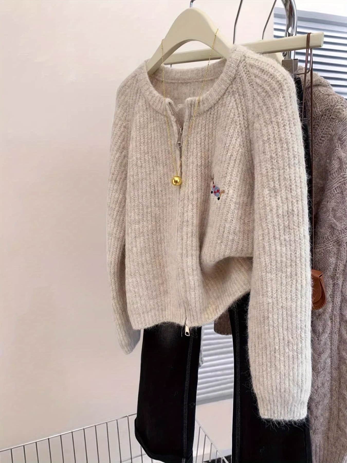 【全店30％OFF引き換え証】【犬刺しゅうが好いたらしい】 ジップアップ 編み物 ジレー レディース スウェーター トップス 羽織り 上衣 上衣 ライトアウター 長袖 前食い違い 労働者の一団のど首 丸首 ワンポイント 犬柄 毛の荒物 リブニット パステル色の 暖