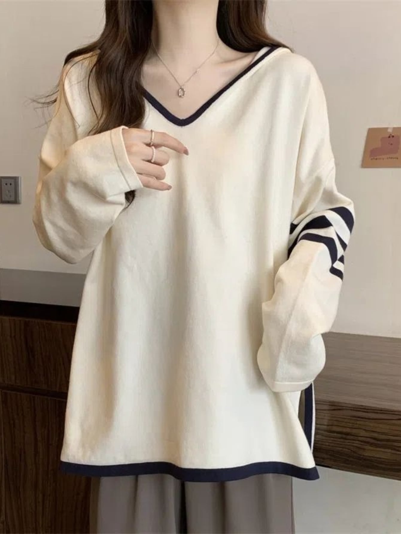 【全店30％OFF引き換え証】【バイ色合い】Vのど首 ロンT レディース 長袖 トップス ティーシャツ カットソー ホンブルグ帽触れ合う ビッグ影ぼうし 厚地の外套大きさ ゆったり 気が大きい大きさ 体型押しかぶせる 着痩せ 細押し出し 二の腕押しかぶせる 色彩設計 リブライン スポ