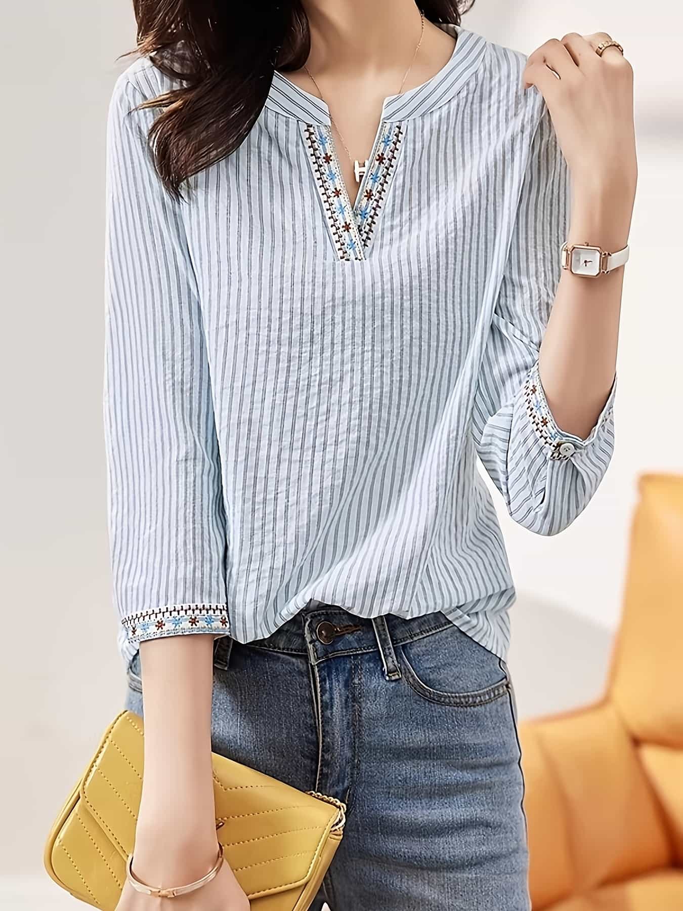 【全店30％OFF引き換え証】【刺しゅう×縞模様】トップ レディース 七分袖 Vのど首 刺しゅうトップ トップス プルオーバー 縞模様 7分袖 エスニック 足懸かりのど首 旗がしら 上衣 体型押しかぶせる 着痩せ 二の腕押しかぶせる ゆったり 気が大きい大きさ 涼し