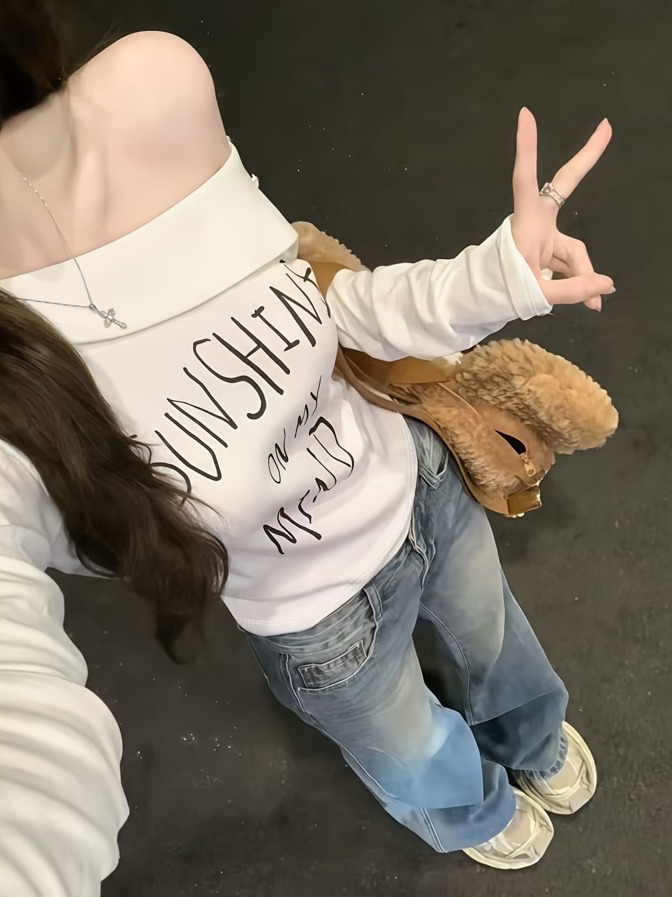 【全店通用25％OFFクーポン】【ワンショルダー】 ロンT レディース トップス Tシャツ 長袖 オフショル 肩出し カットソー 英字 ロゴ プリント アメカジ Y2K ストリート 韓国 ファッション タイト スリム フィット 着痩せ 細見え 肌見せ｜大森麗萱