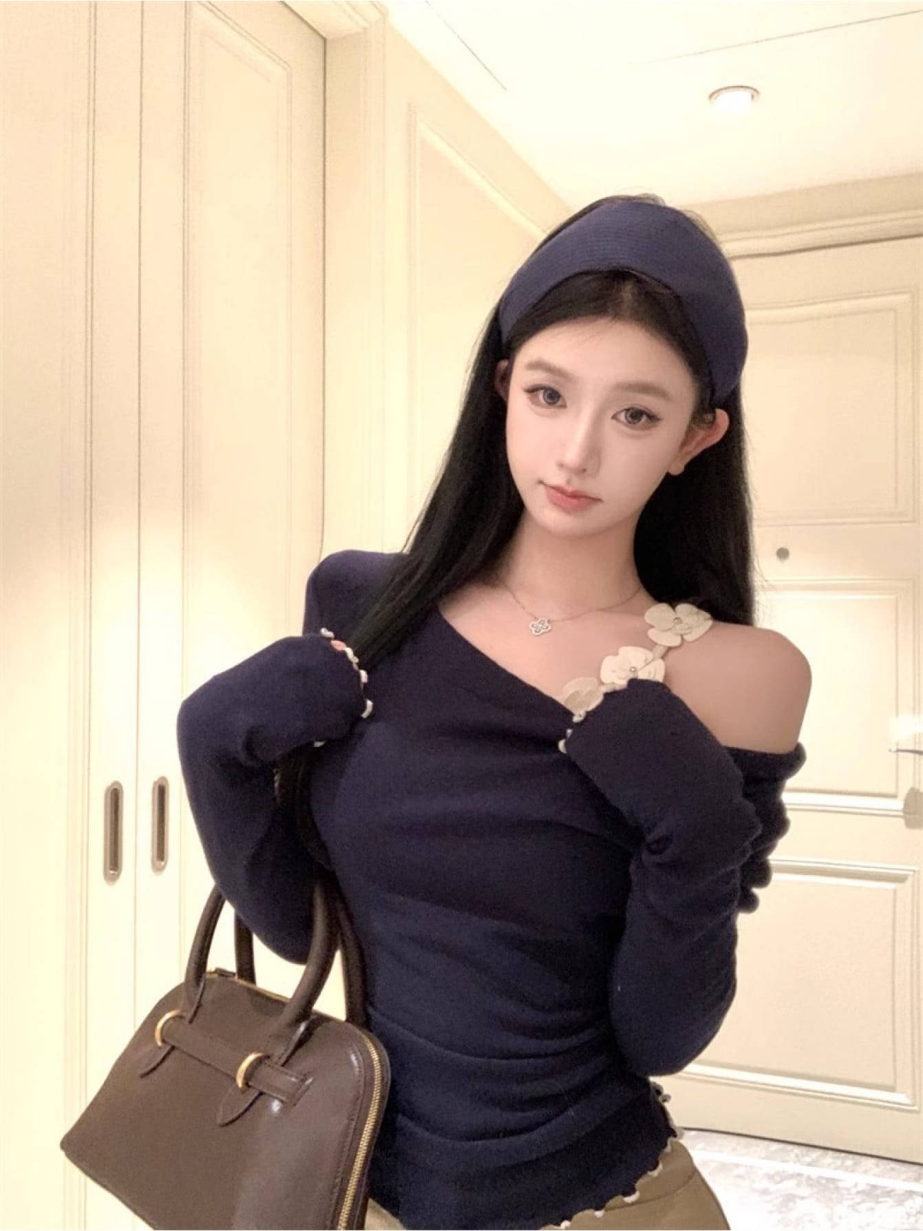 【全店30％OFF引き換え証】【非対称】 オフショルダー カットソー レディース 長袖 立体御花 花主題 肩出し トップス プルオーバー 重ね着風 フェイクレイヤード ドレープネック か細い きつい 伸ばすこと 伸縮性 着痩せ 細押し出し 割れ易い