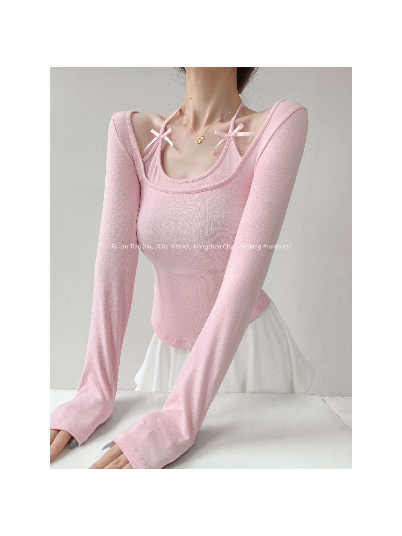 【全店30％OFF引き換え証】【成年者好いたらしい】フェイクレイヤード ホルターネック Ｔシャツ レディース 長袖 カットソー トップス 重ね着風 シュロの葉 紐 遊撃手丈 クロップド丈 ラウンドヘム 裾アール か細い きつい 細押し出し 着痩せ 鎖骨目だたす デコルテ