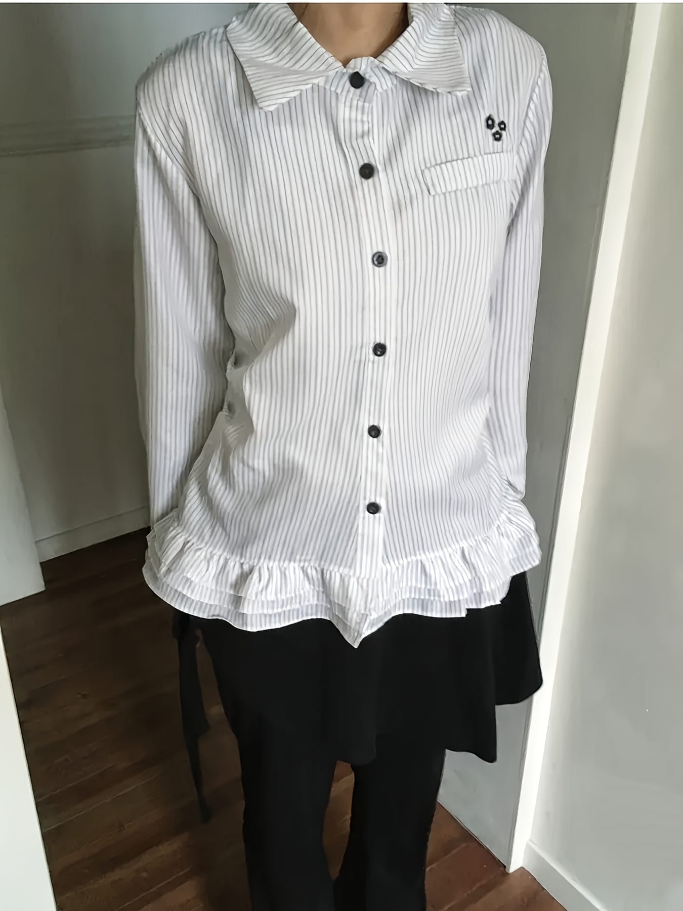 【全店30％OFF引き換え証があり】【裾フラウンス】 縞模様 プルオーバー トップ レディース 長袖 襟付き添い人 トップス 縞飾りつけ 縦縞 ペプラム うつり変わり 体型押しかぶせる 着痩せ 細押し出し 着飾る 成年者好いたらしい 心地よい ガーリー 女子らしい 執務室 通い 通学
