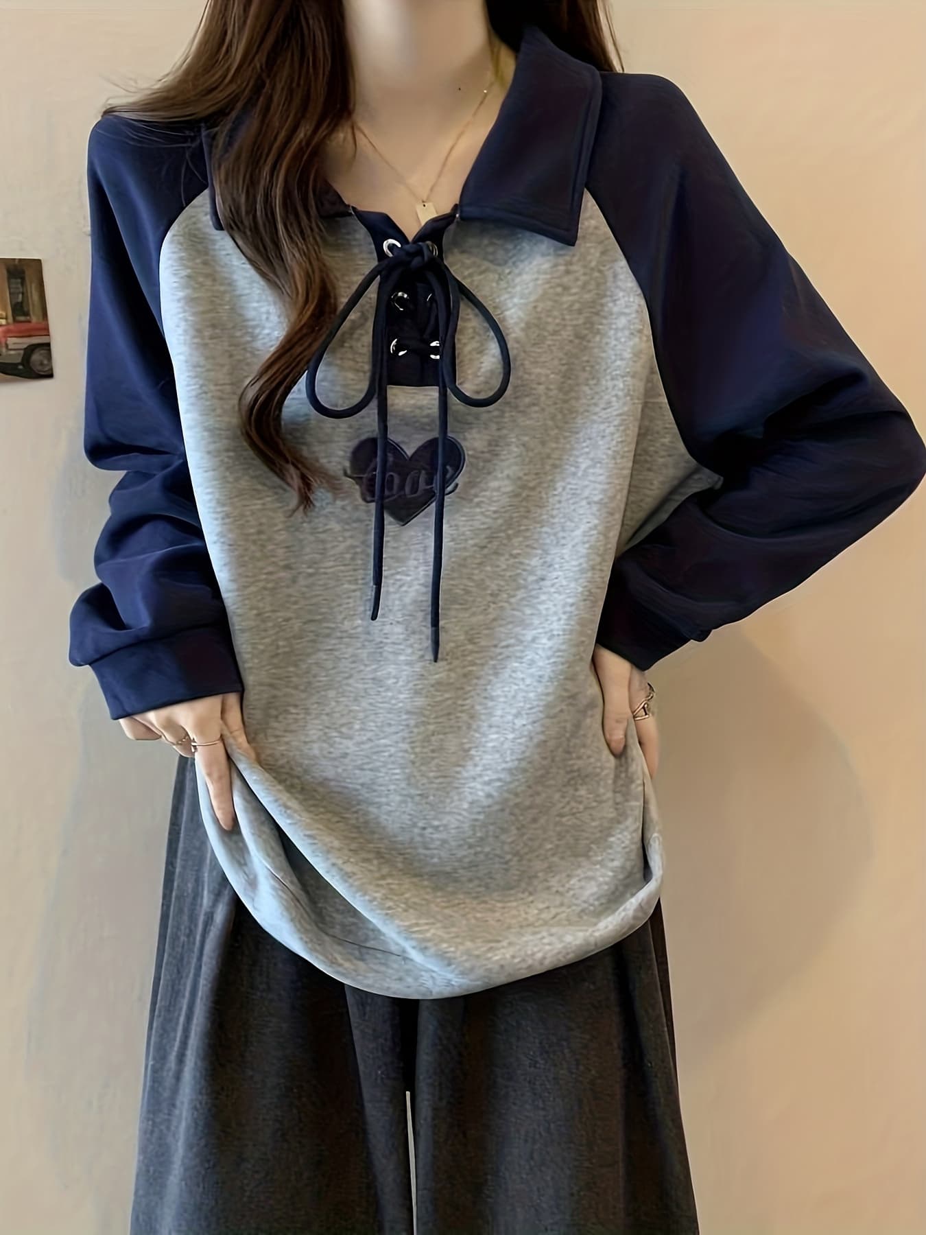 【全店通用25％OFFクーポン】【襟付きスウェット】ハート レースアップ トレーナー 配色 バイカラー ラグランスリーブ プルオーバー 長袖 ポロシャツ風 紐 編み上げ ワンポイント 大きいサイズ オーバーサイズ ビッグシルエット ゆったり 体型カバ｜大森麗萱