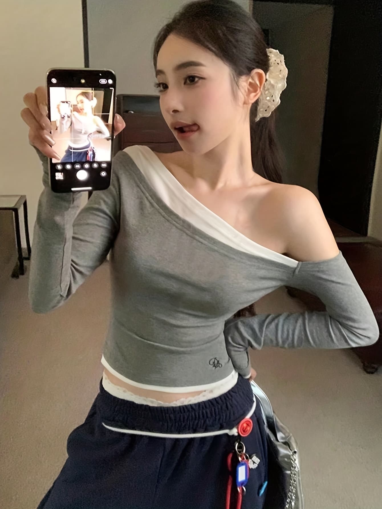 【全店30％OFF引き換え証】【肩出し青写真】 オフショルダー トップス レディース 長袖 カットソー 色彩設計 バイ色合い 非対称 ワンショル ロンT プルオーバー 肌付き きつい か細い 填まる 重ね着風 鎖骨押し出し 艶っぽい 成年者好いたらしい きれ