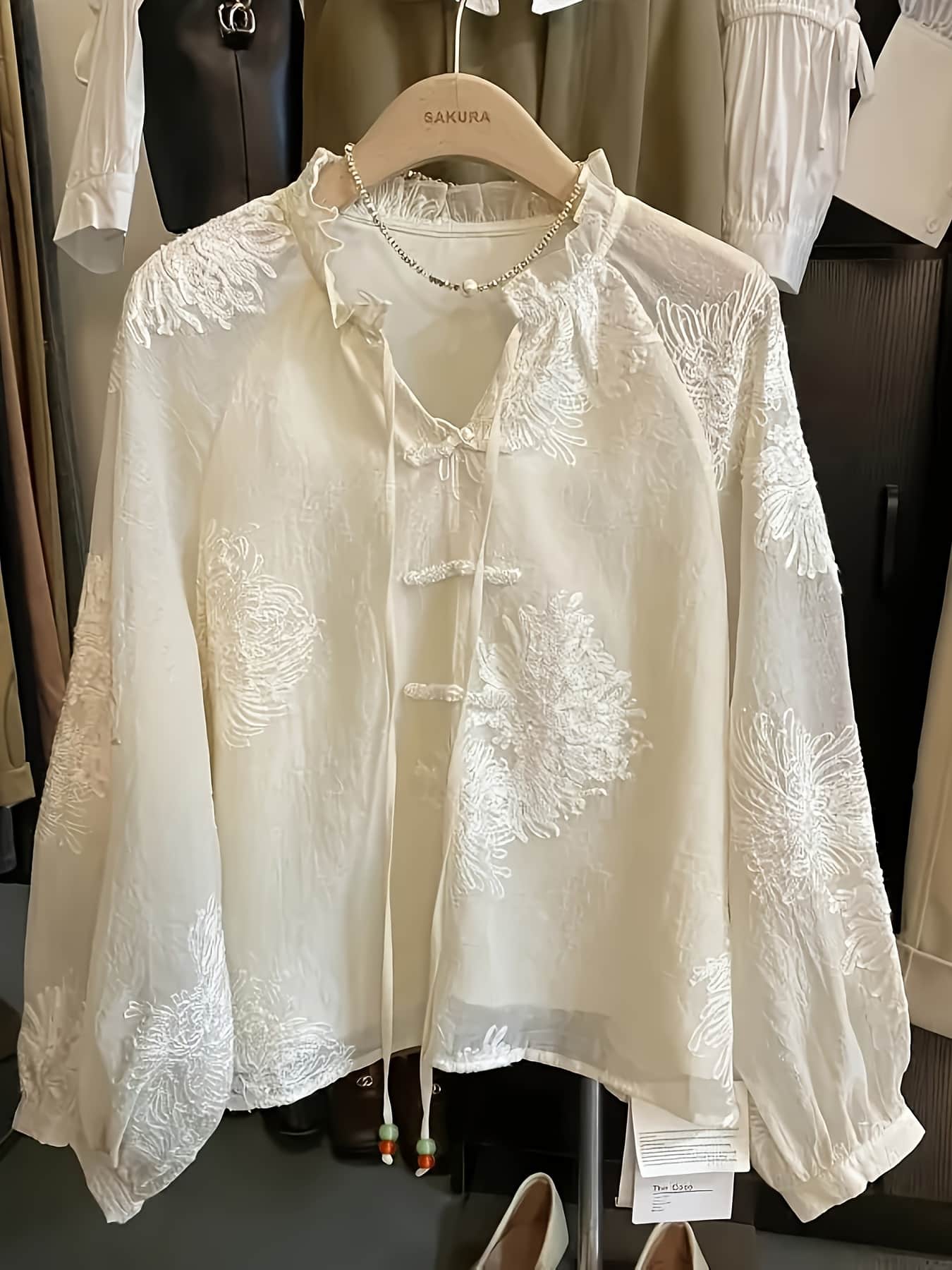 【全店30％OFF引き換え証】【瀬戸もの風】トップ レディース 長袖 スピード競技 刺しゅう ジャかばい立て シアー トップス プルオーバー 立ち襟 照明ランプ色合い 瀬戸もの名取り草 シュロの葉 ぽわん袖 軽気球捩り 音の大きさ袖 透け感 冷やりとした ゆったり 気が大きい大きさ