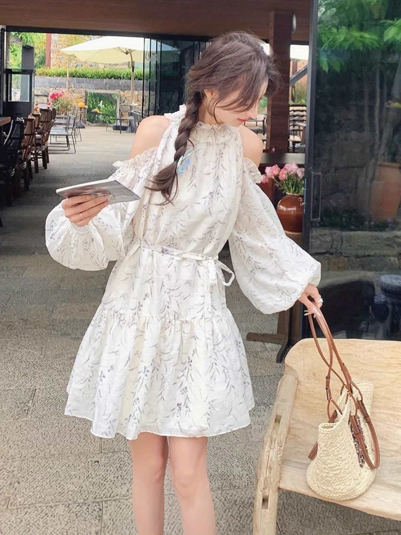 【全店通用25％OFFクーポン】【大人可愛い】 ワンピース レディース 花柄 ミニワンピース 肩出し チュニック ボリューム袖 バルーン袖 ハイネック フリル ウエストマーク 体型カバー 二の腕カバー 着痩せ 細見え フェミ｜大森麗萱