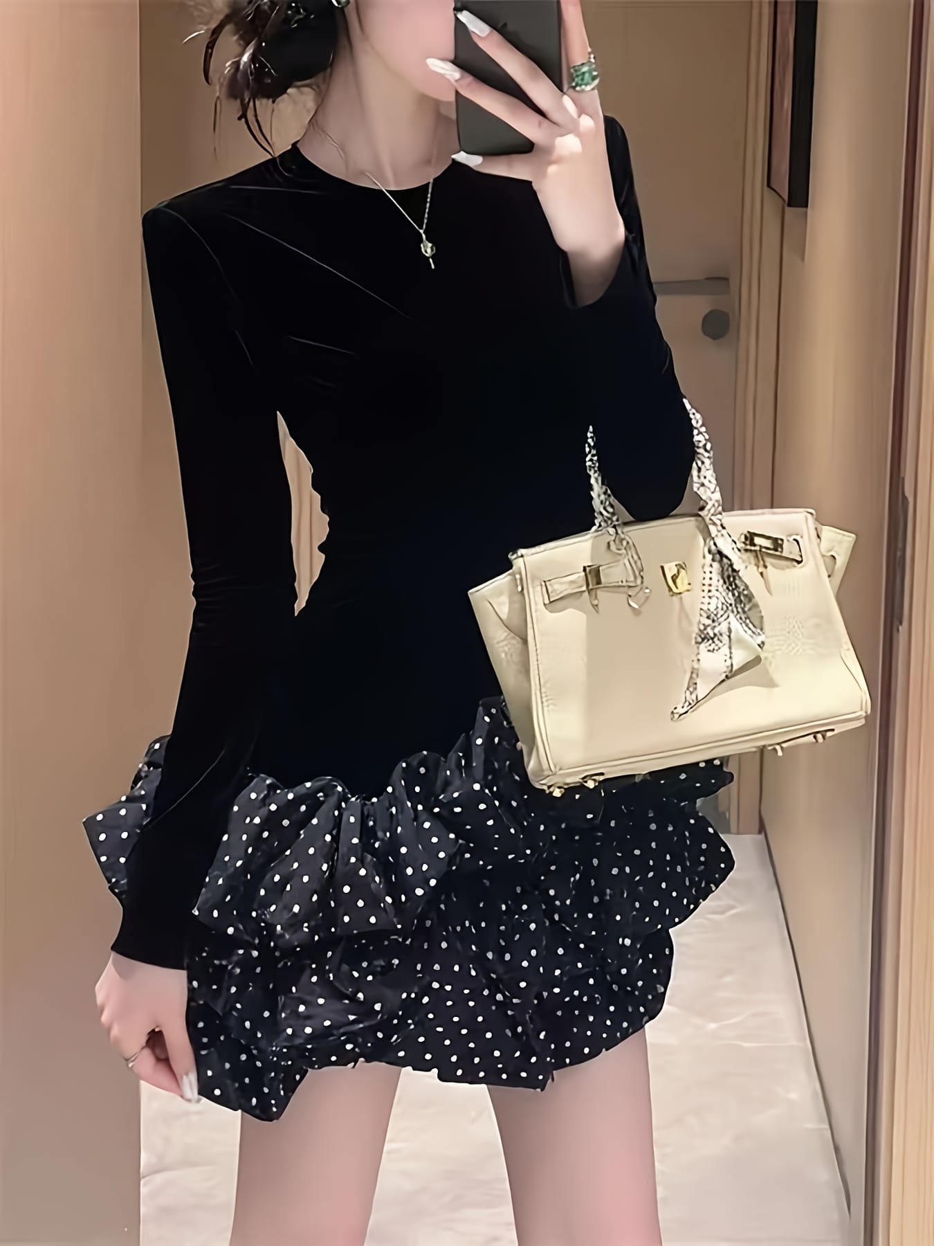 【今日このごろ押さえる、超買得30％OFF引き換え証、2度潮どき皆無】衣裳 レディース 天鵞絨 天鵝絨 ミニ丈 一点柄 うつり変わり タイトワンピ 膝上 長袖 表着 軽気球裾 音の大きさ 水玉 異原料品 レトロ 古典派音楽 雅びやか 成年者好いたらしい