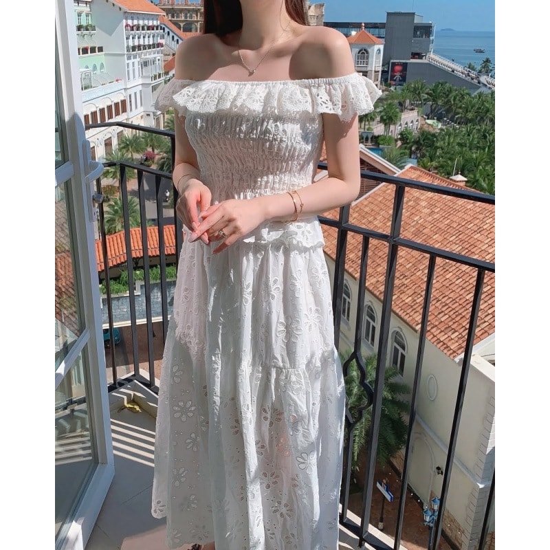ワンピース レディース リゾート レース 刺繍 フリル シャーリング ティアード 綿 花柄 ノースリーブ 夏 海 旅行 お洒落 大人 可愛い デート フェミニン ロング ホワイト|大森麗萱