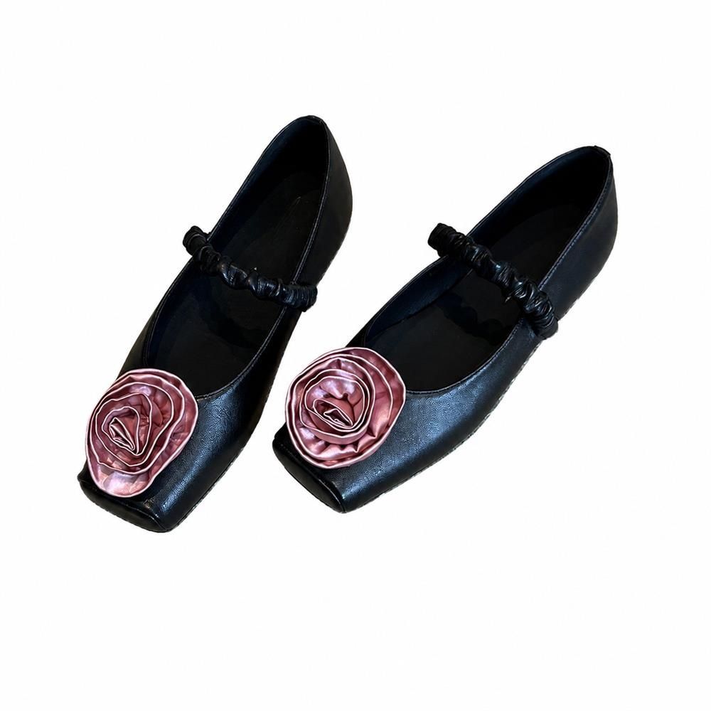 【全店通用25％OFFクーポン】メリージェーン パンプス スクエアトゥ フラワー 薔薇モチーフ フラットシューズ 柔らかい 痛くない ストラップ ぺたんこ ローヒール レトロ フェミニン 疲れにくい 歩きやすい 履きやすい｜大森麗萱