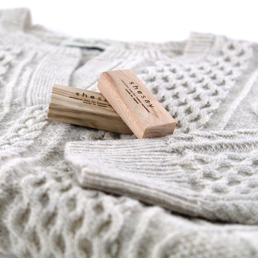 一盒24塊樟樹驅蟲塊，散發清爽涼香。