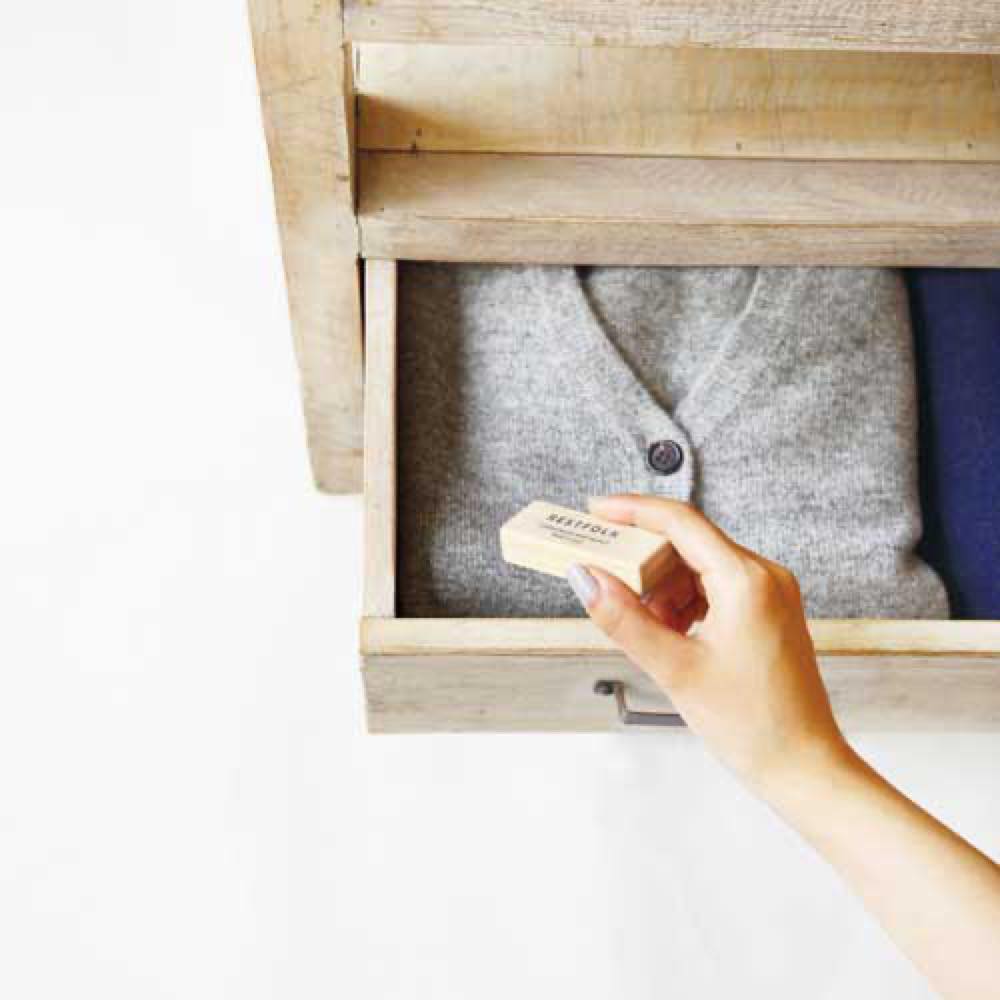 一盒24塊樟樹驅蟲塊，散發清爽涼香。