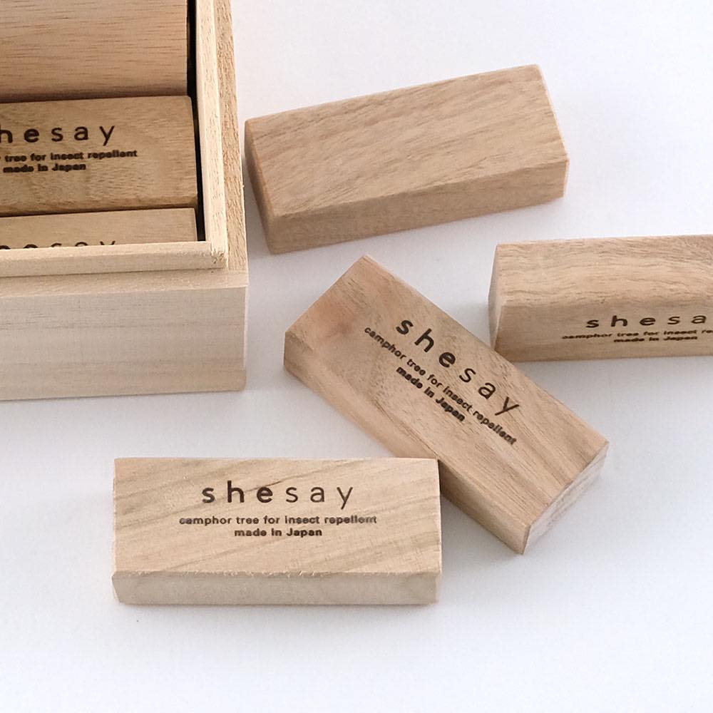 一盒24塊樟樹驅蟲塊，散發清爽涼香。