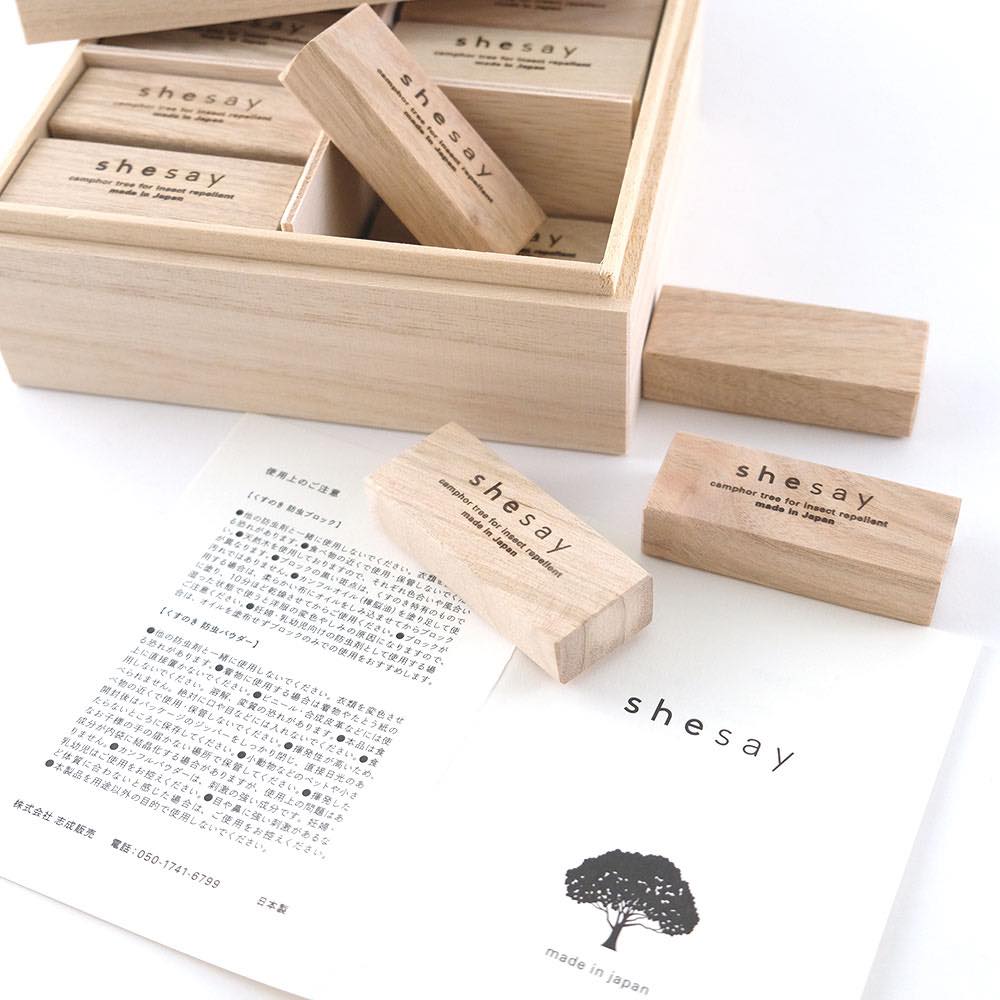 一盒24塊樟樹驅蟲塊，散發清爽涼香。