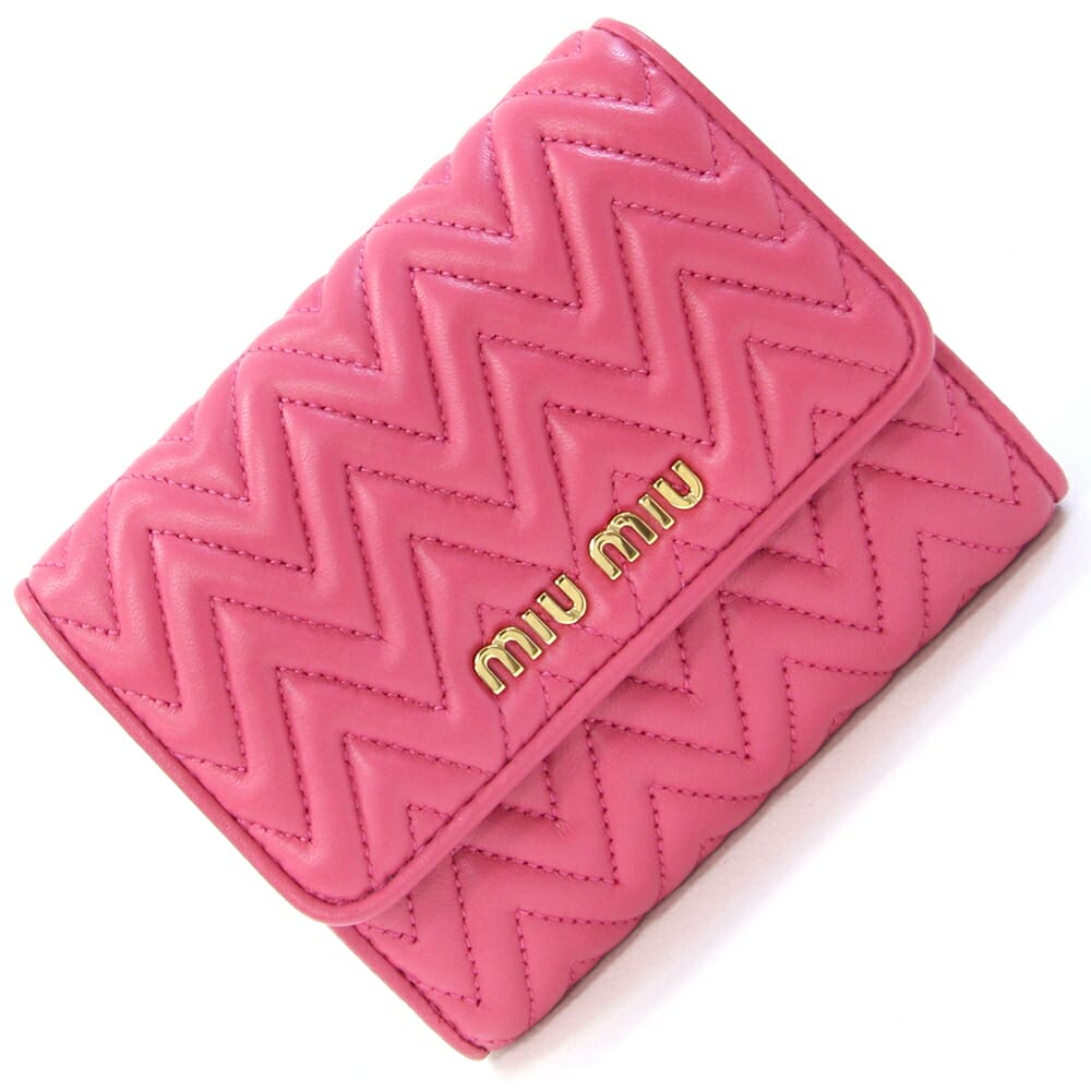 ミュウミュウ W引っかかり紙入れ マテラッセ W引っかかり紙入れ 5MH523 サクラ色 なめし革 中古 コンパクトウォレット ミニ紙入れ ロゴタイプ 両開 両面紙入れ レディース ギャザー 筋目 MIU MIU
