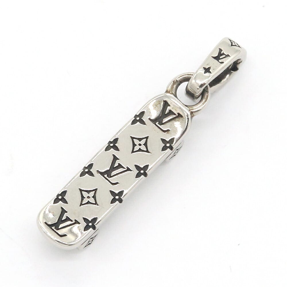 ルイヴィトン 引きつける LV 滑るゲーム盤 M03089 しろがね色 金属元素 中古 シャンデリヤ 付属物 御徒面子引きつける 首飾り ロゴタイプ メンズ レディース LOUIS VUITTON