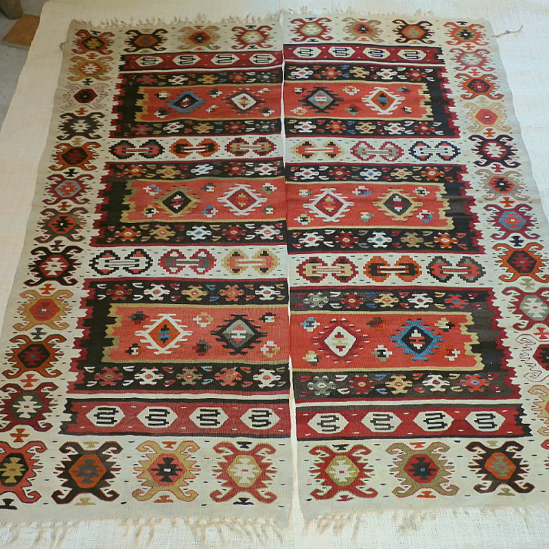 オールドキリム　トルコ　シャルキョイ産　160x138cm　50年物　ソファ前サイズ　Old Kilim from Turkey｜キリム専門店マンモスイスタンブル