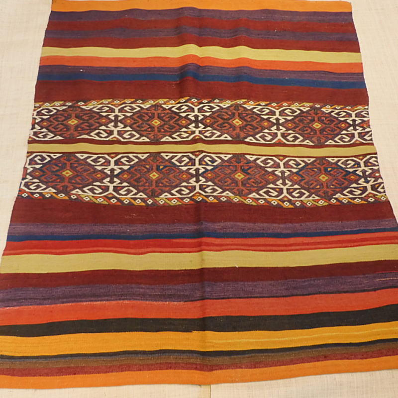 オールドキリム トルコ マラティヤ産チュバル 141x128cm 70年物 ソファ前サイズ Old Kilim from Turkey|キリム専門店マンモスイスタンブル