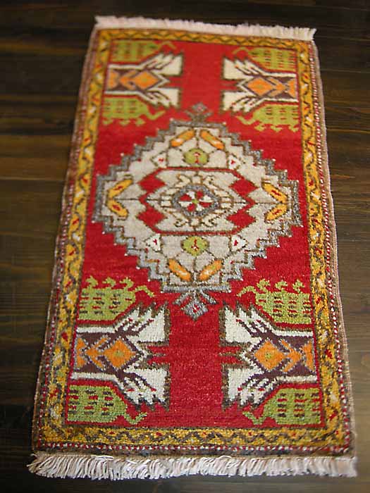 【楽天市場】トルコ絨毯 玄関マット コンヤ産 オールド 室内 カーペット ラグ マット 手織り 鮮やかな赤に白、オレンジ、グリーンが映える