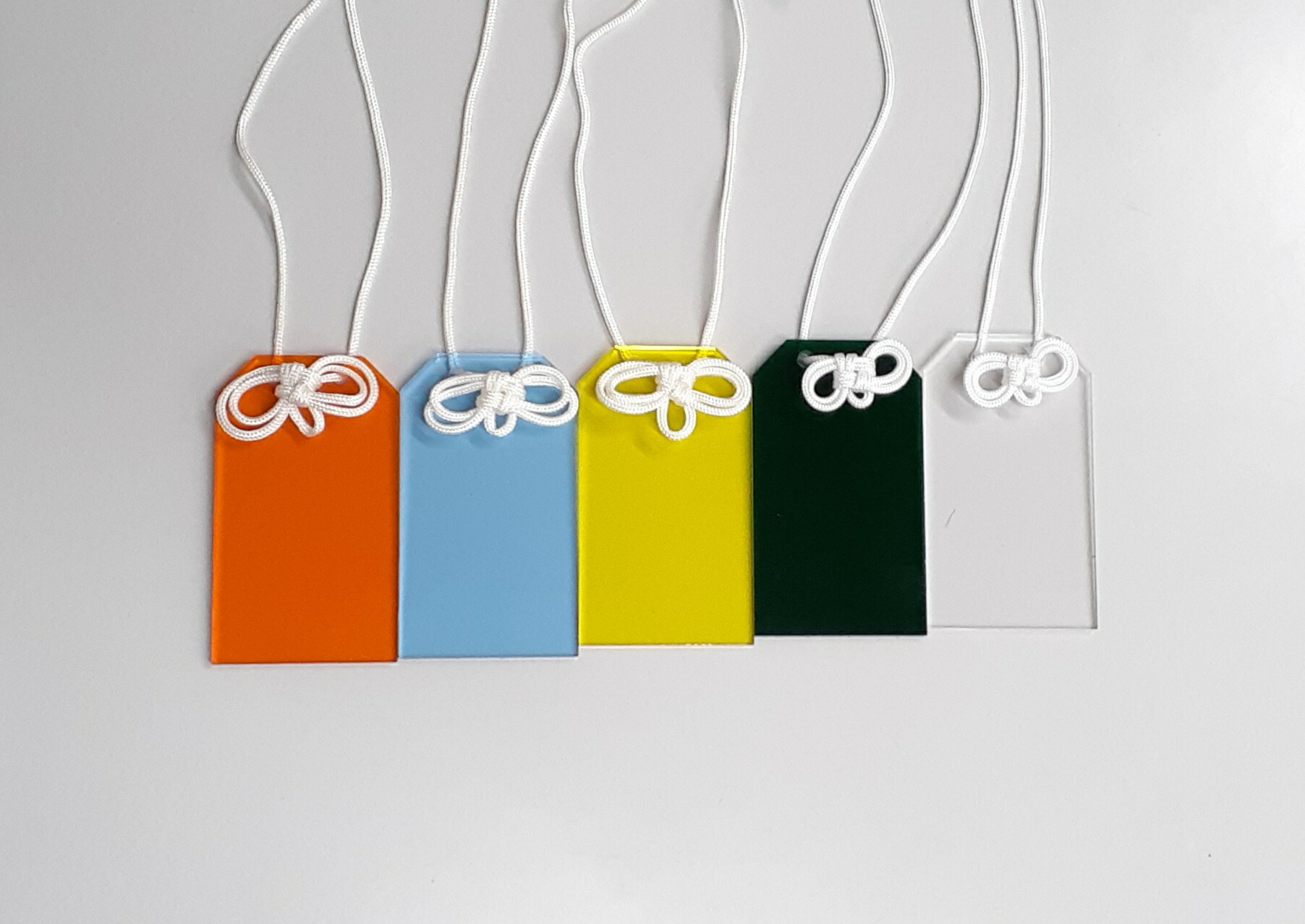 楽天市場】NEW お守り型 カラーアクリル パーツ 無地※ひも付き 同色