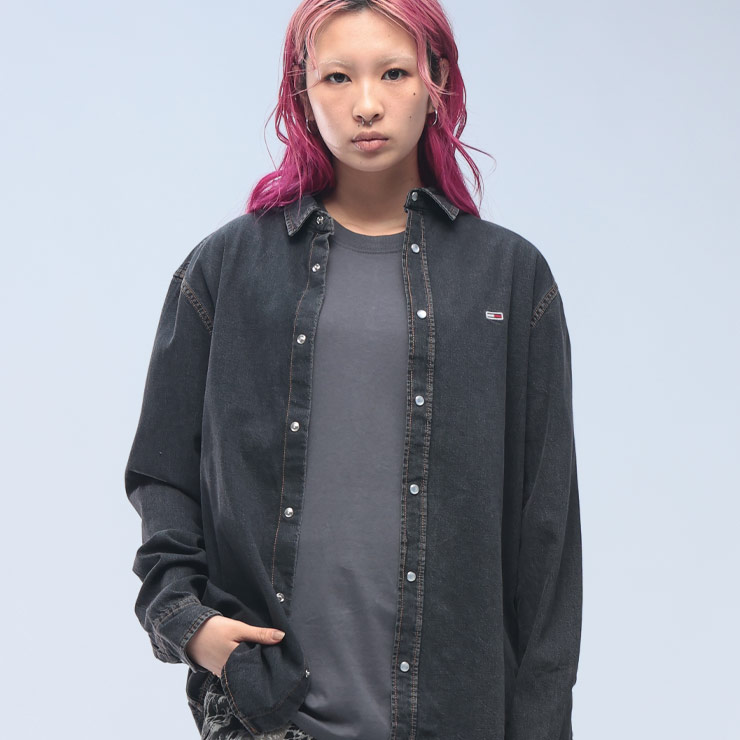 TOMMY JEANS (トミージーンズ) フラッグ刺繍 レギュラーフィットウォッシュドデニム オーバーシャツ DM0DM21103 メンズ 男性 トップス シャツ シャツアウター ブルゾン デニムジャケット