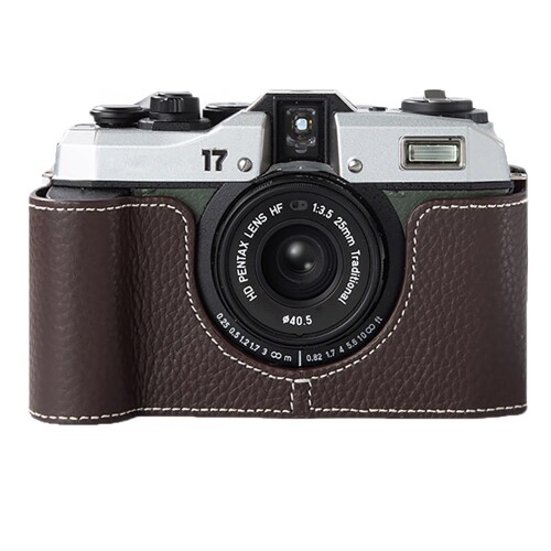 PENTAX 17専用 本革製 二分の一手合い カメラプロテクトケース パウダーコンパクト腹積もり、三脚架据え置き能力のある、キズ・擦り切れる押しとどめる (Dark Brown)