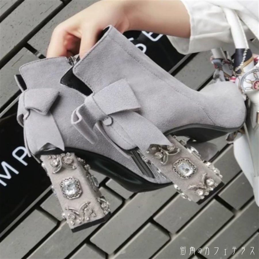 ブーツ 2色 靴 シューズ チャンキーヒール ハイヒール ポインテットゥ キラキラ 飾り リボン スエード エレガント 可愛い 大人可愛い きれいめ シンプル カジュアル シック コンサバ 華やか 大人 上品 おしゃれ 主役級 こなれ感 高見え 高級感 フェミニン 無地 冬 レディース｜街角のカフェテラス 店