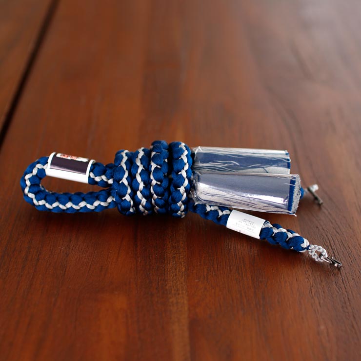 男物 羽織紐 正絹 バイカラー 紺 白 日本製 丸二重結び 丸組ひも 男性 紳士用 大島紬 紬 絣 小紋 普段着 羽織ひも 正装 結婚式 成人式 卒業式 紋付き袴 和装 着物 小物 化粧箱 贈り物 プレゼント 父の日 敬老の日 誕生日 羽織紐