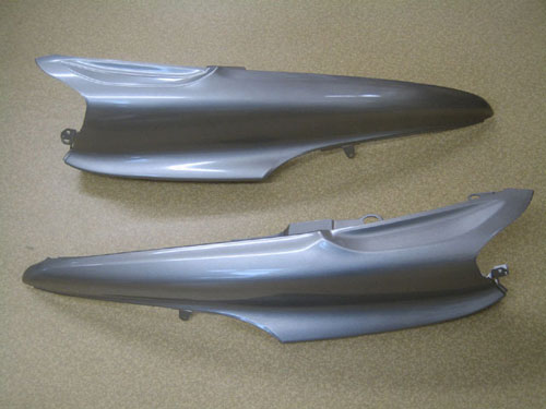 【在庫限りの大特価！！※売り切れ次第終了となります】 マジェスティ250/C(SG03J) ボディーカバー 右 シルバー