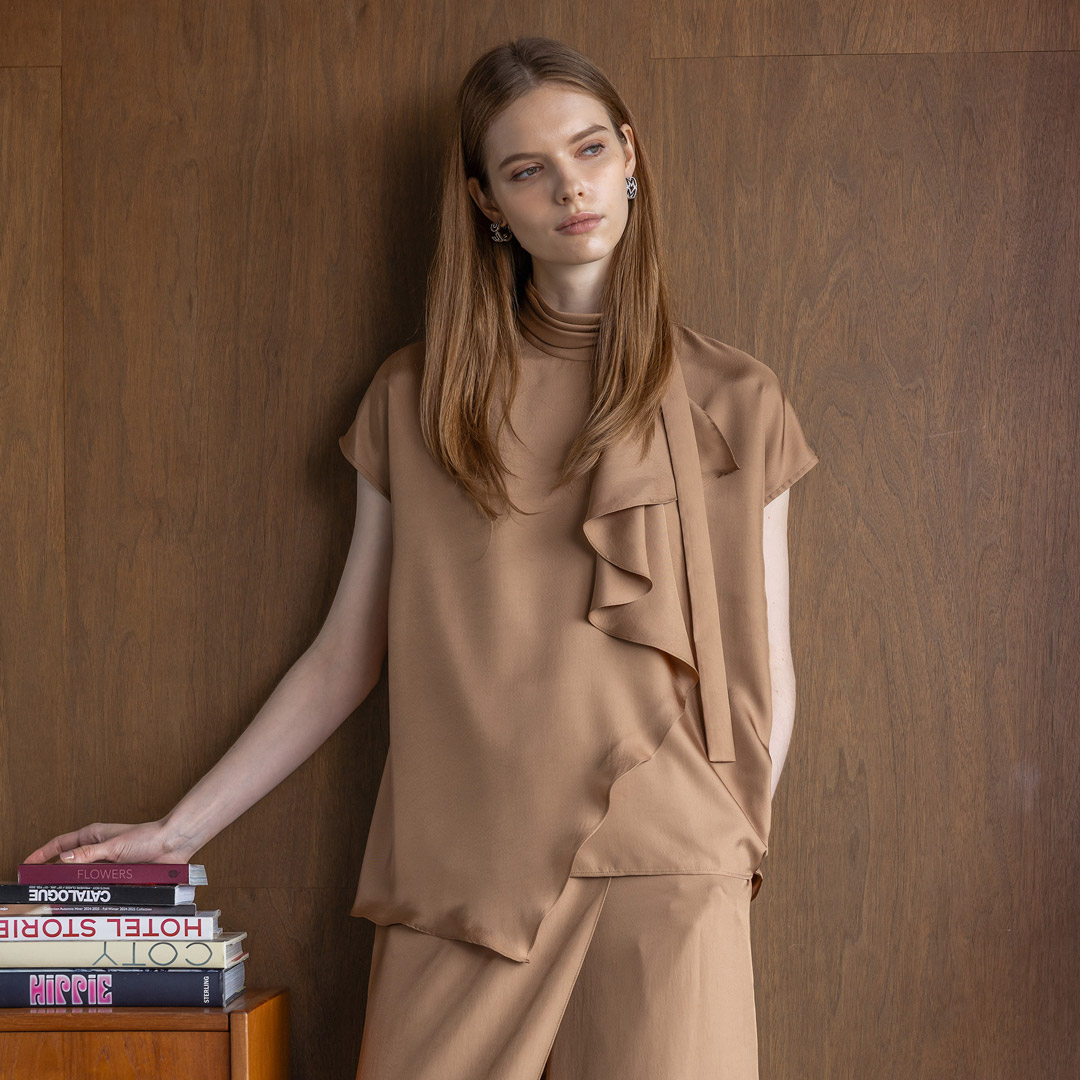 MAGGY/【手洗い可】New Standard ＆ New Basic シルキータッチ フリルデザイン ブラウス [全3色]ginzamaggy 銀座 マギー 銀座maggy MAGGY ギンザマギー ぎんざまぎー 送料無料 トレンド レディース ファッション 20代 30代 40代 プレゼント ギフト ラッピング無料｜銀座マギー WEB SHOP