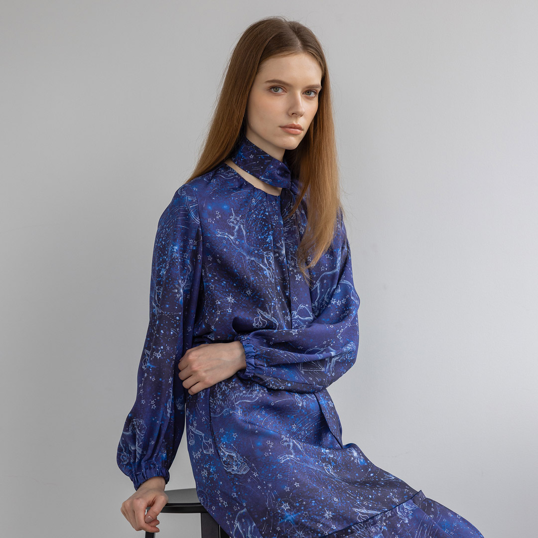 MAGGY/Comfortable Clothes ロマンティック ホロスコープ プリント タックギャザー ブラウス[ネイビー]ginzamaggy 銀座 マギー 銀座maggy MAGGY ギンザマギー ぎんざまぎー 送料無料 トレンド レディース ファッション 20代 30代 40代 プレゼント ギフト ラッピング無料｜銀座マギー WEB SHOP
