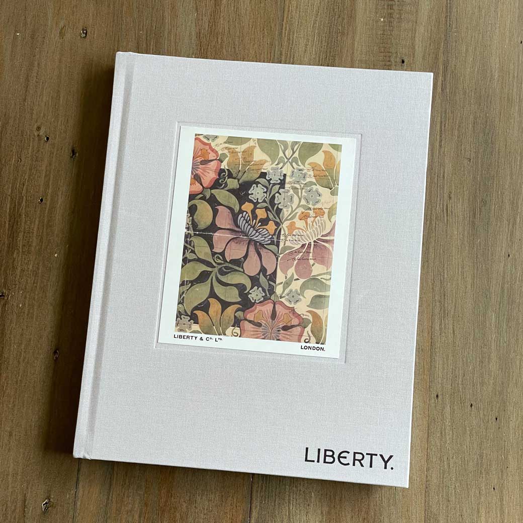 LIBERTY アートブック LIBERTY Book | デザインと色 - 素敵なカルトナ―ジュキットと本