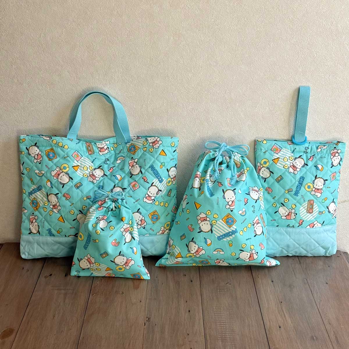 ポチャッコ ストリート柄 入園 入学 通園 通学 4点セット レッスンバッグ シューズケース 体操服入れ コップ入れ 巾着袋(サンリオキャラクター)SET-G-8980-1A
