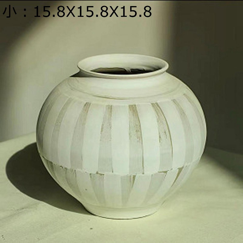 おしゃれ花器 小さめ花器 花瓶 花びん 球体 白磁器 ホワイト 円形 丸い 無地 彫刻 陶製花器 セラミックス花器 フラワーアレンジメント用花器 生け花用花器 インテリア小物 家の装飾 オフィスホーム装飾 テーブル装飾