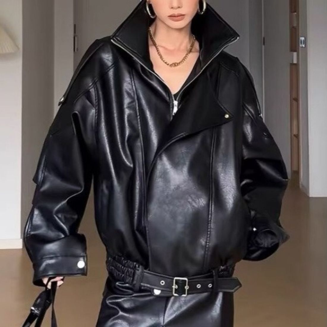 羽織るだけでおしゃれ見えするライダース アウター ジャケット ライダース カラー コート やわらかい 羽織 ボリュームスリーブ ドロップショルダー 抜け感 こなれ感 おしゃれ トレンド 春 シーズンライク ゆったり