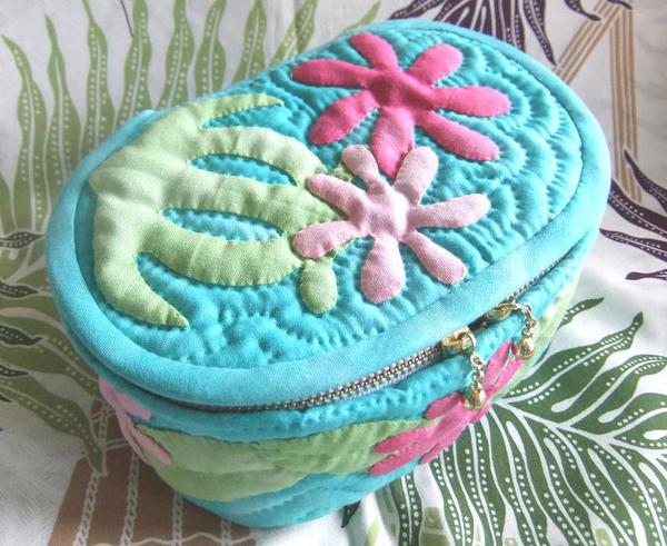 ハワイアンキルト　エプロン　マット　ティッシュケース　コースター４枚　メガネ入れ ハワイアンキルト エプロン マット ティッシュケース コースター