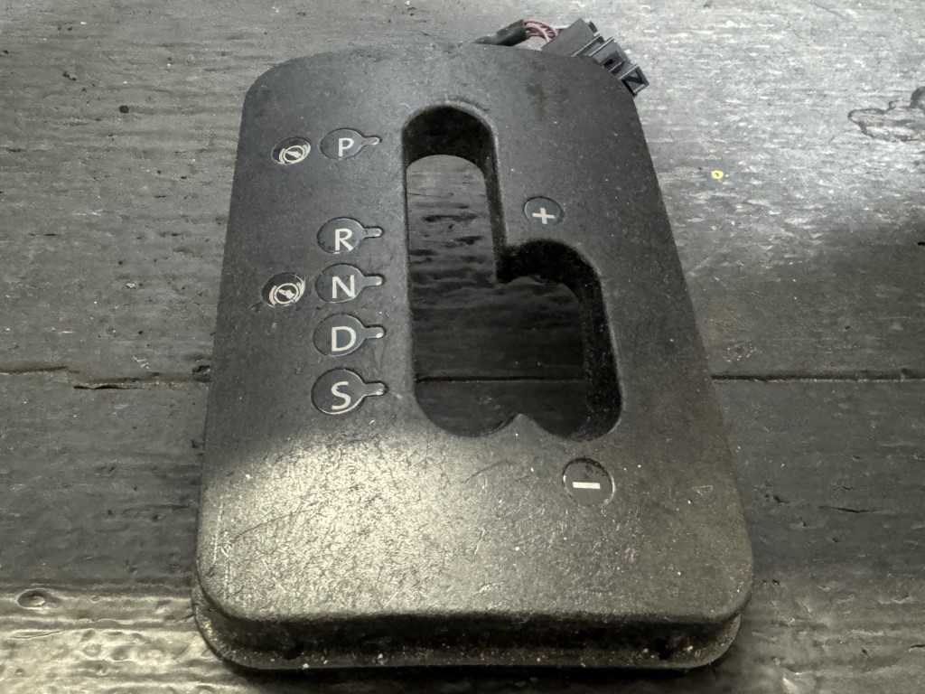 VW ニュービートル 右H 後期(9CBFS 9C) 純正 破損無 動作保証 シフトパネル p061382 中古20260318
