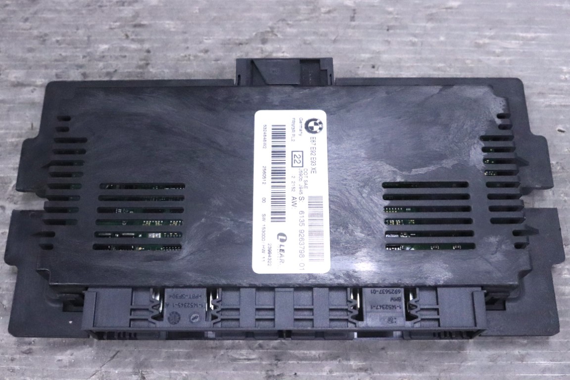 BMW 3シリーズ 320i LCI 右H 後期(E92 KD20) 純正 破損無 フットウェルモジュール p061855 中古20260404